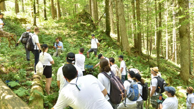 Gruppe von Menschen bei Racks4Roots Pflanzung am Spitzingsee