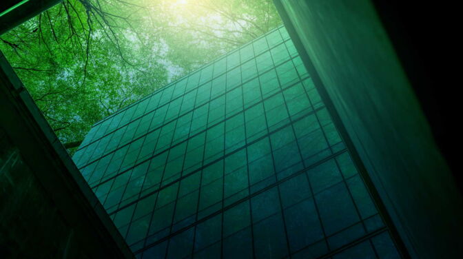 verspiegelte Aussenfassade mit Bäumen