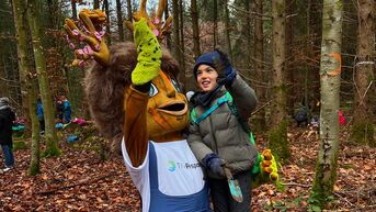 Junge pflanzt mit Rooty einen Baumsetzling bei Kids4Roots Pflanzaktion