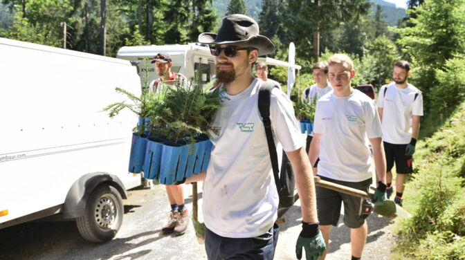 Mehrere Maenner bei einer Racks4Roots Pflanzaktion im Wald