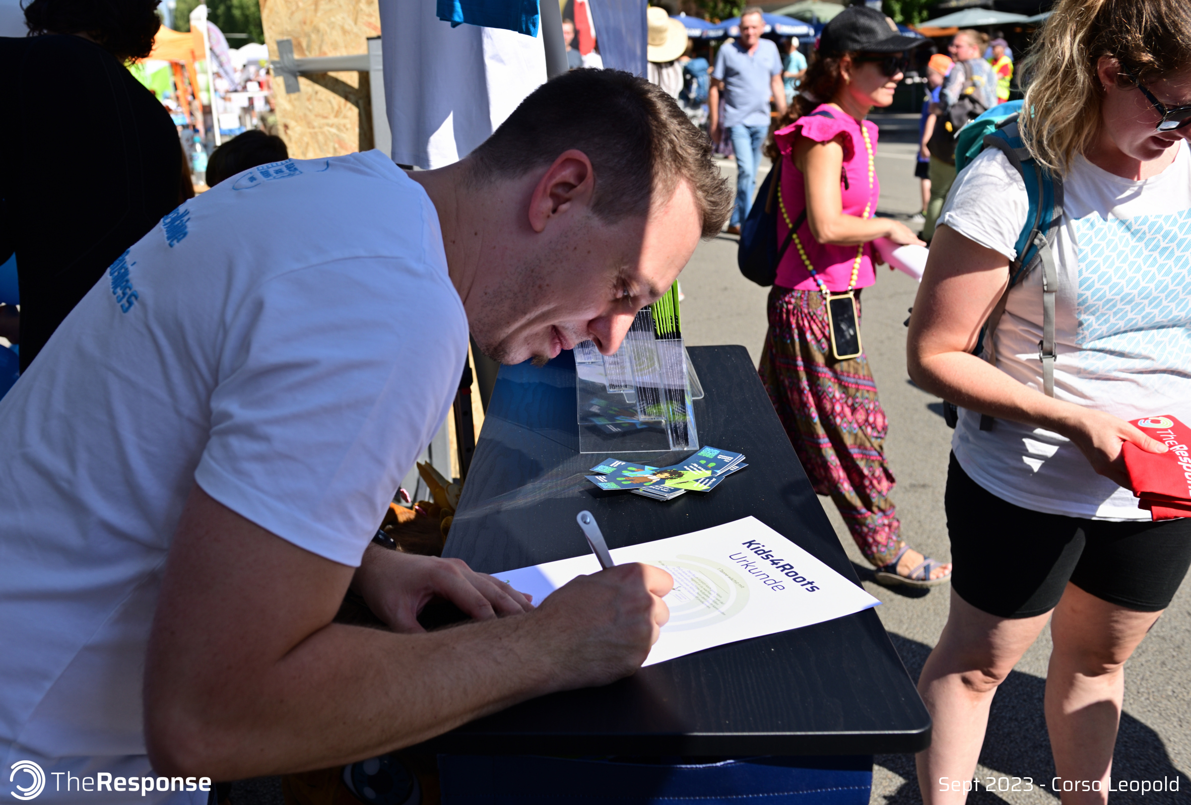 Mann erstellt Kids4Roots Baumurkunde