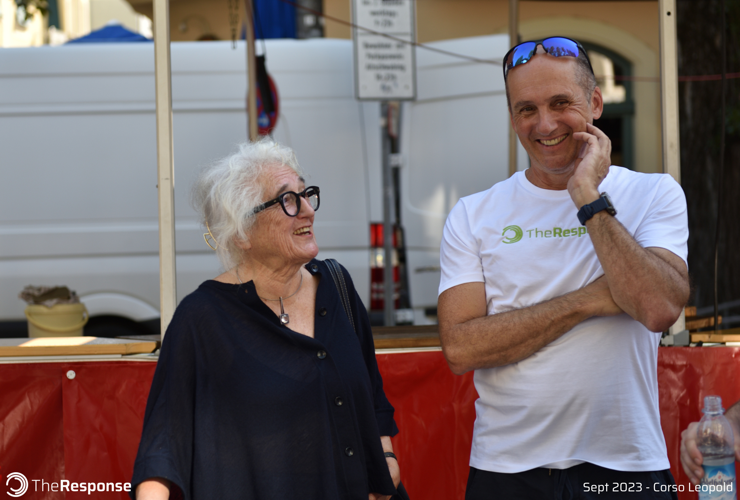 Mann und Frau unterhalten sich beim Corso Leopold