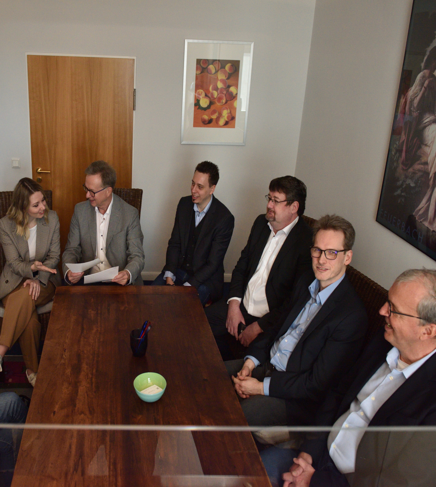 Gesellschafter The Response am Tisch beim Notar